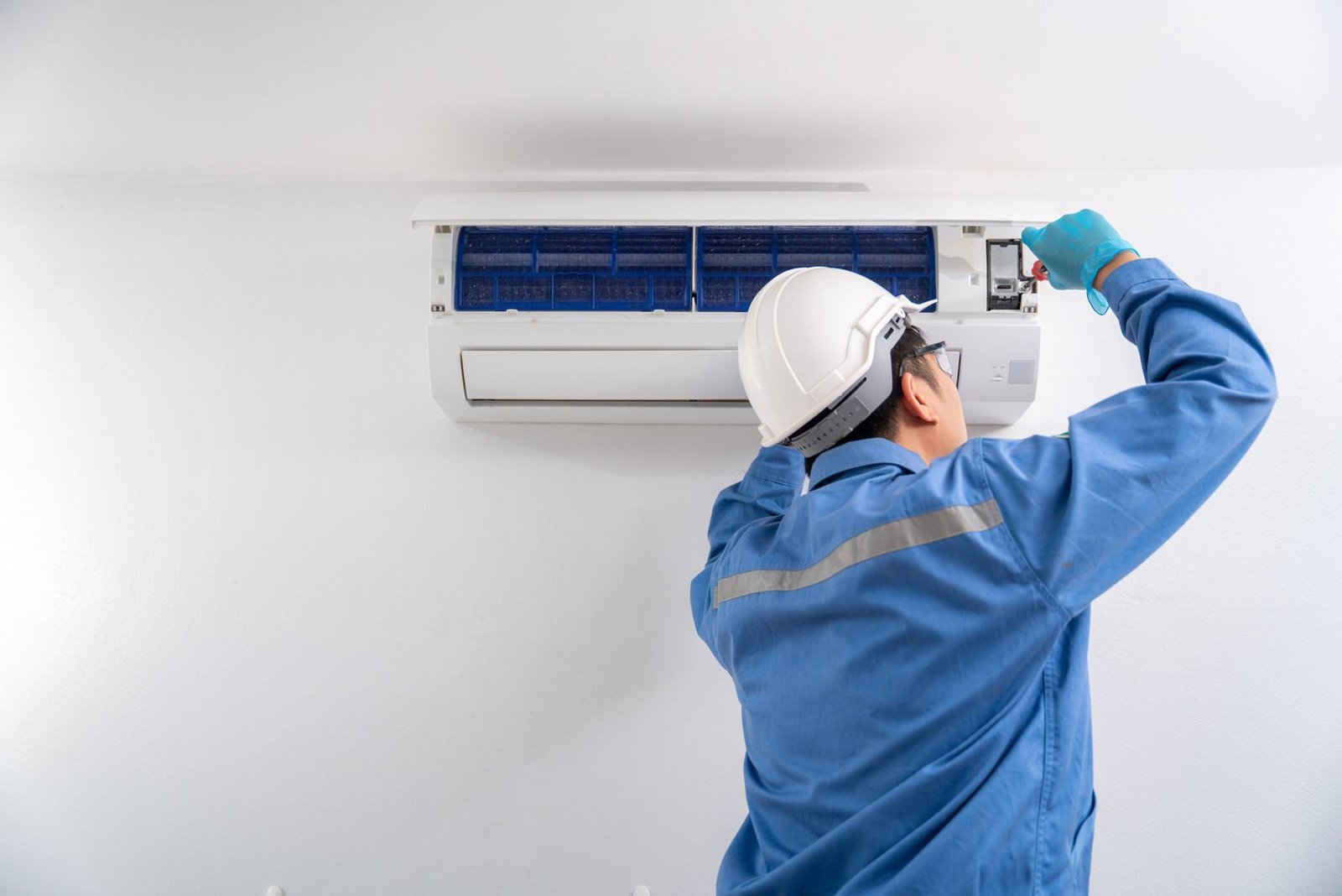 Técnico instalando ar-condicionado split em Joinville