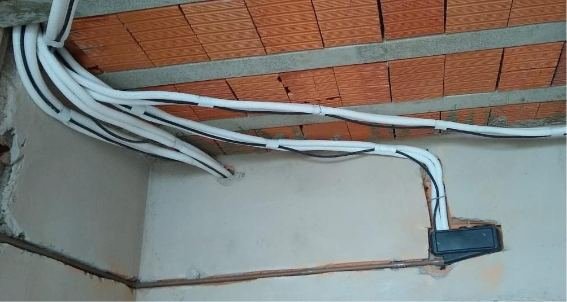 Tubulação de ar-condicionado passada durante a obra