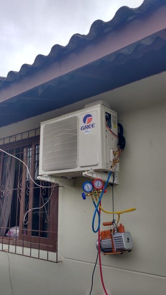 Ar-condicionado Gree instalado pela RM, com manifold conectado